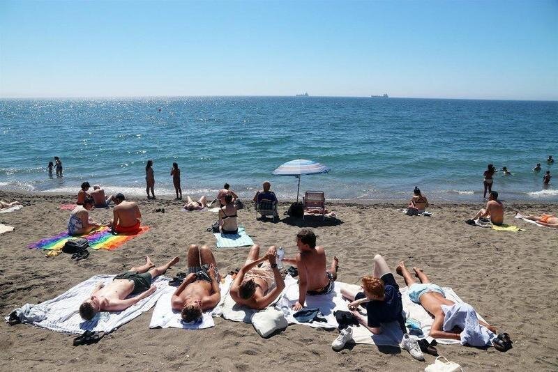  Bañistas y turistas disfrutan de un día en la playa de La Malagueta, donde hoy se ha conocido la noticia que Reino Unido mantiene a España en ámbar y no la coloca en zona roja por Covid a 05 de agosto 2021 en Málaga (Andalucía) - Álex Zea - Europa Press 