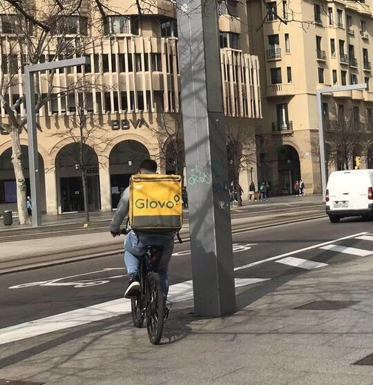  Archivo - Rider de Glovo en bicicleta - EUROPA PRESS - Archivo 