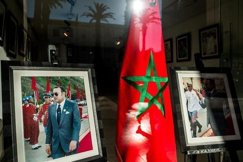  Archivo - Una bandera de Marruecos y una fotografía del rey Mohamed VI en un escaparate en Rabat. - MICHAEL BUNEL / ZUMA PRESS / CONTACTOPHOTO 