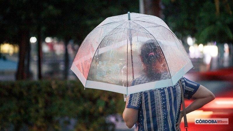  Señora bajo un paraguas, lluvia en Córdoba. | José León. 