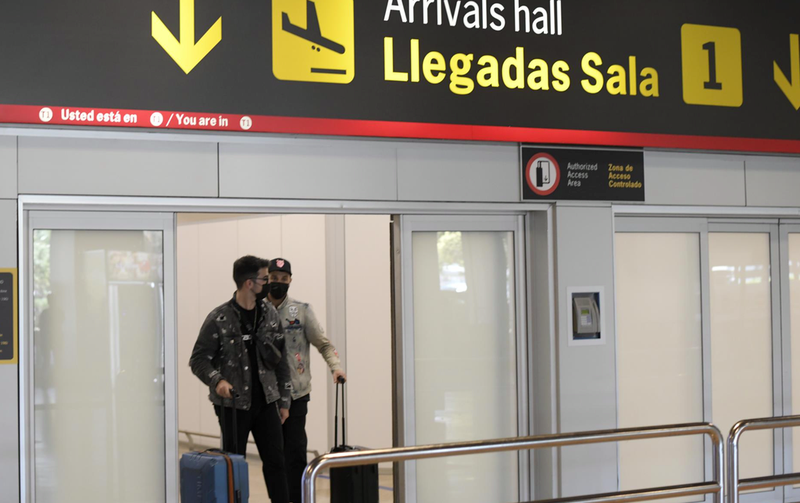  Pasajeros procedentes de un vuelo con origen Gran Bretaña llegan a la terminal T1 del Aeropuerto Adolfo Suárez Madrid-Barajas el día en que el Gobierno exige una PCR negativa o vacuna completa a los ciudadanos británicos que vengan a nuestro país, a 2 de - Óscar Cañas - Europa Press 