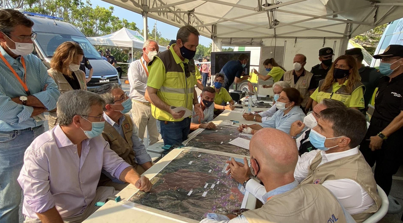  El alcalde de Estepona, José María García Urbano, en el puesto de mando avanzado en su municipio por el incendio en Sierra Bermeja - ESTEPONA 