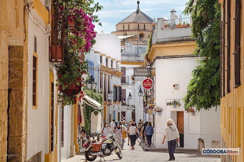  Gente paseando por una calle, al fondo la Mezquita-Catedral / Pilar Gázquez. 