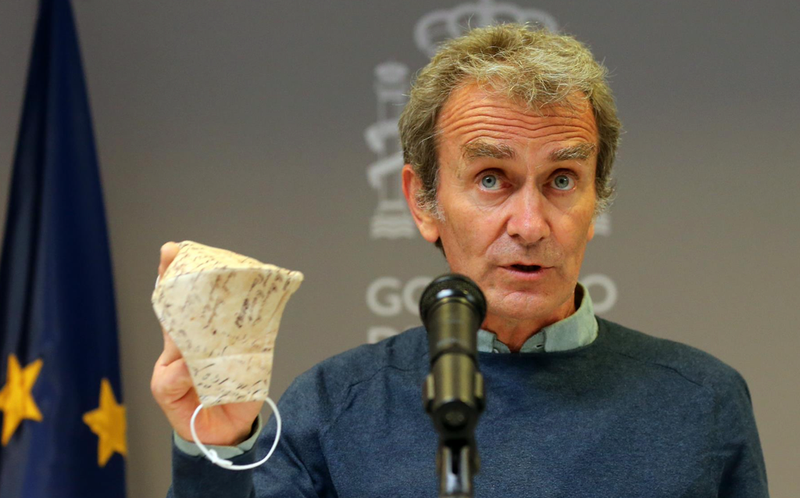  Archivo - El director del Centro de Alertas y Emergencias Sanitarias (CCAES), Fernando Simón con una mascarilla durante una rueda de prensa convocada ante los medios, a 19 de abril de 2021, en el Ministerio de Sanidad, Madrid, (España). Durante la rueda d - Isabel Infantes - Europa Press - Archivo 