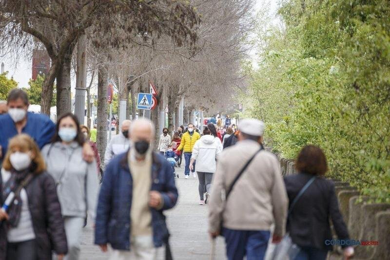  Gente paseando por el Paseo de la Ribera. - José León. 