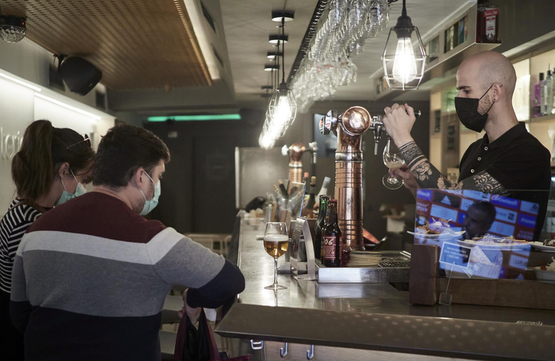 <p> Un camarero sirve una cerveza en el interior de un bar, a 1 de octubre de 2021, en Pamplona, Navarra (España). - Eduardo Sanz - Europa Press </p>