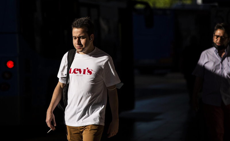 <p> Un joven camina sin mascarilla en las inmediaciones del Intercambiador de Plaza de Castilla, a 28 de junio de 2021, en Madrid, (España). - Alejandro Martínez Vélez - Europa Press </p>