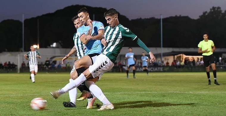 <p> Jugador del Córdoba ante el Juventud Torremolinos </p>