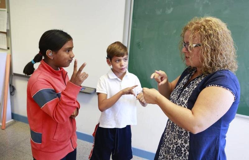 <p> Alumnos con discapacidad auditiva en el aula<br><br>Fuente: El País </p>