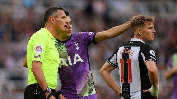 <p> Reguilón alertando al colegiado del desvanecimiento de un hincha en la grada del Newcastle </p>