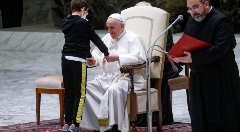 <p> El niño no dudó un momento en acercarse al Papa, que tampoco dudó en bromear con él e incluso cederle su asiento durante unos momentos. </p>