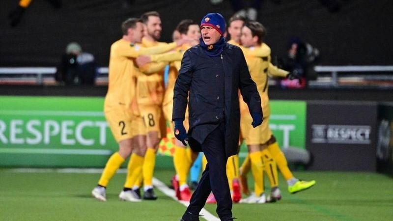 <p> Mourinho durante la celebración de un gol del Bodo Glimt </p>