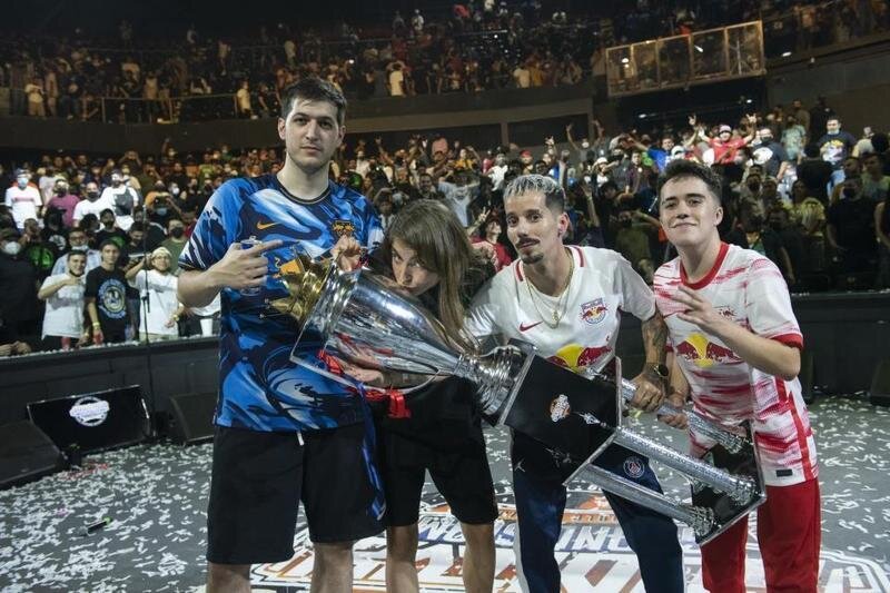 <p> Chuty, Sara Socas, Skone y Gazir con el trofeo de God Level </p>