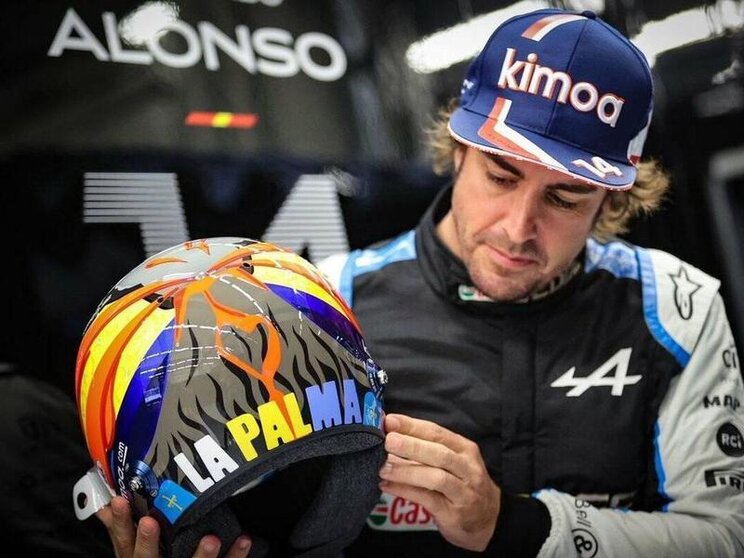 <p> Fernando Alonso con su casco solidario en honor a La Palma en Austin </p>