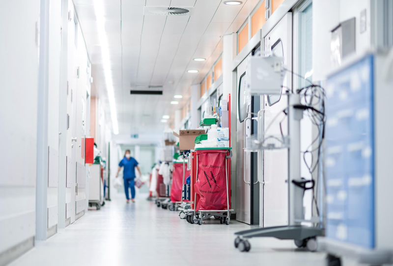 <p> Archivo - 23 September 2021, North Rhine-Westphalia, Essen: A nursing staff member walks across a corridor in the coronavirus intensive care unit at Essen University Hospital. Patients with coronavirus infection are treated in the IT2 intensive care unit - Fabian Strauch/dpa - Archivo </p>