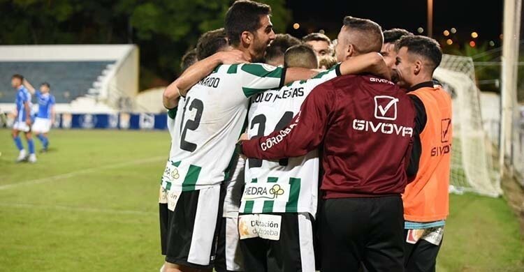 <p> El Córdoba C.F celebrando el gol de la victoria frente al Xerez </p>