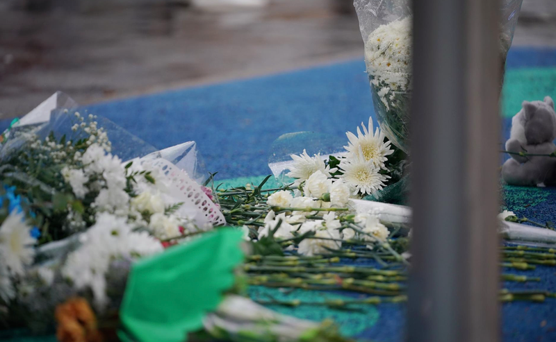 <p> Flores depositadas en el parque donde fue secuestrado y posteriormente asesinado un niño de 9 años la noche de ayer, a 29 de octubre de 2021, en Lardero, La Rioja, (España). - Iñaki Berasaluce - Europa Press </p>