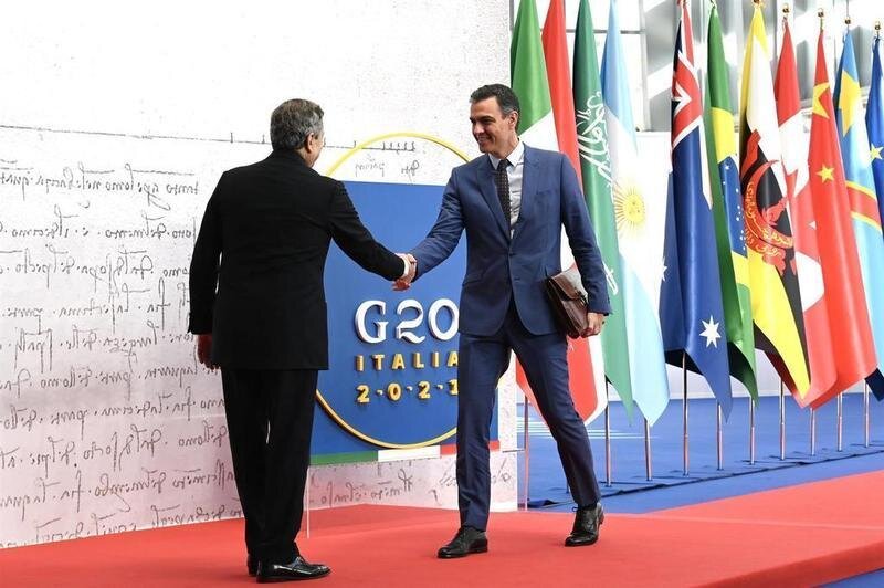 <p> El presidente del Gobierno de España, Pedro Sánchez (d), y el primer ministro italiano, Mario Draghi (i), durante la cumbre del G20, en el centro de congresos de la Nuvola, a 20 de octubre de 2021, en Roma (Italia). </p>