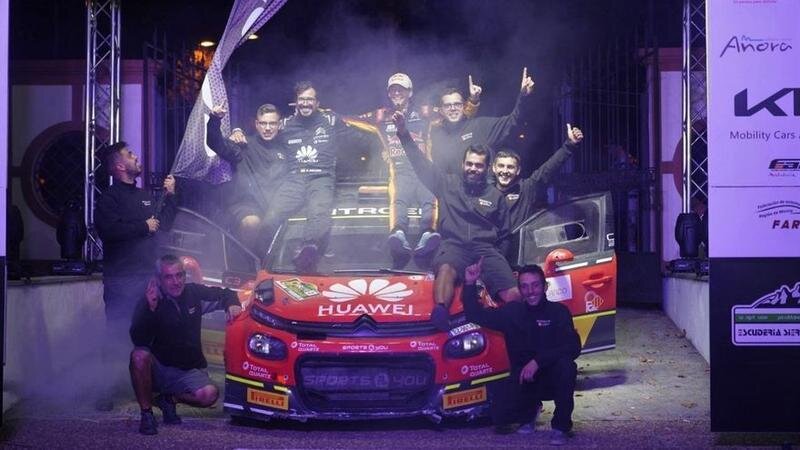 <p> Juan José Ruiz junto a su equipo celebrando la vicotoria </p>