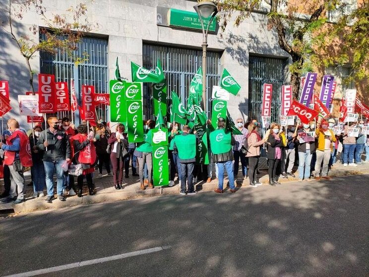 <p> Imagen de manifestantes de diferentes sindicatos </p>