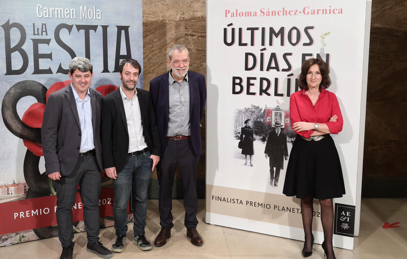 <p> (I-D) Los escritores Jorge Díaz, Antonio Mercero y Agustín Martínez posan junto a la autora Paloma Sánchez-Garnica Martínez durante la presentación de los ganadores del Premios Planeta en el Instituto Cervantes - Eduardo Parra - Europa Press </p>