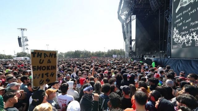 <p> Miles de personas aglutinadas en las primeras filas antes de que empieze el concierto de Travis Scott </p>