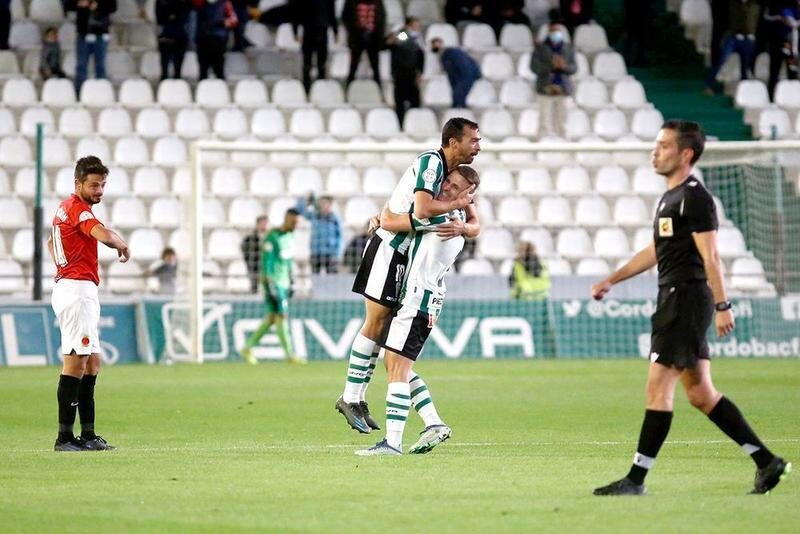 <p> Marc de las Cuevas celebrando su segundo gol contra el Montijo </p>