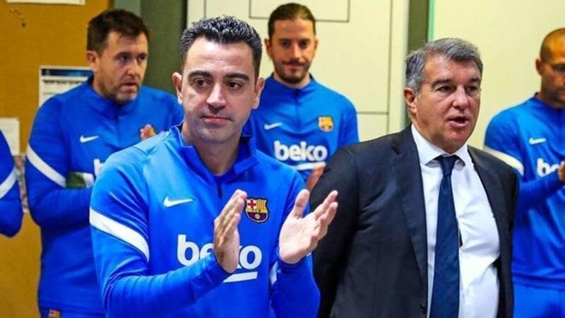 <p> Xavi Hernández junto a Joan Laporta en su primer encuentro con los jugadores </p>