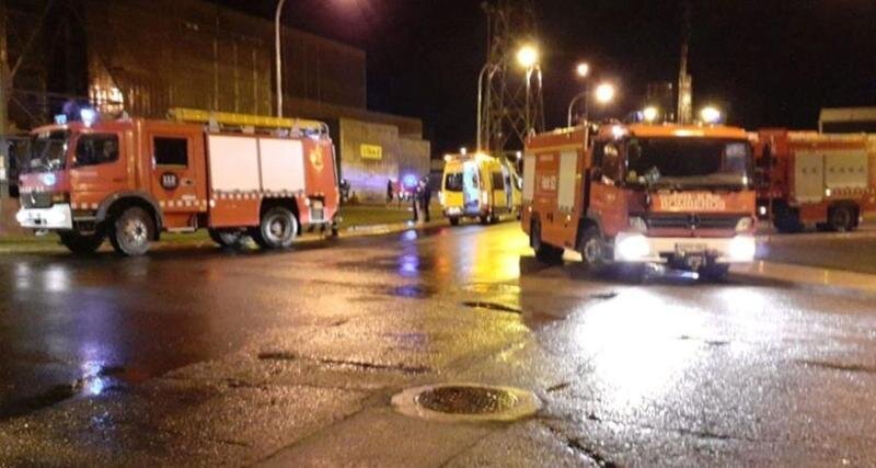 <p> Los bomberos pudieron salvar la vida de la mujer, pero no la de su compañero. </p>