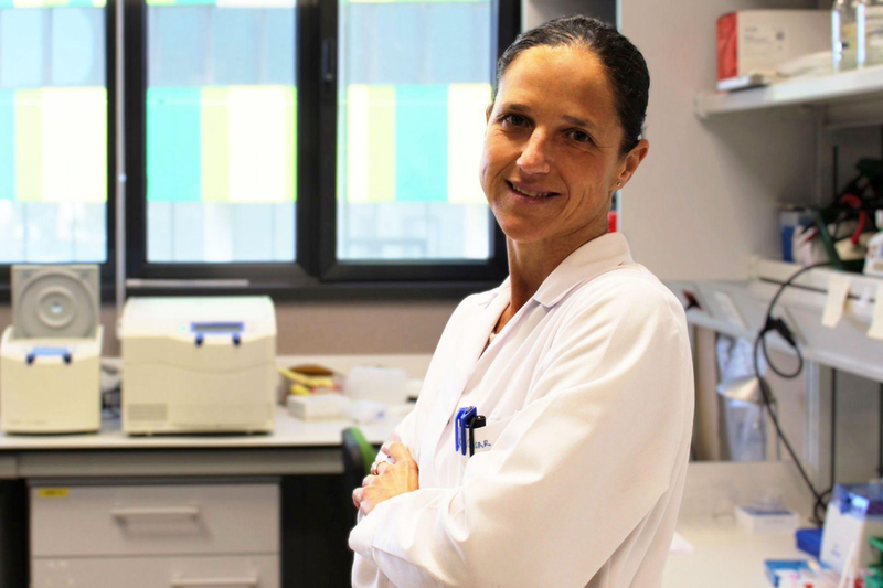 <p> La investigadora Berta Casar, en su laboratorio del IBBTEC. / CSIC </p>