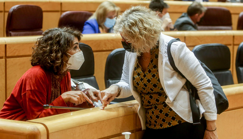 <p> Archivo - La ministra de Hacienda, María Jesús Montero (i), mantiene una conversación con la senadora de ERC, Mireia Cortés (d), durante una sesión de control al Gobierno en el Senado, a 2 de noviembre de 2021, en Madrid, (España). Las medidas para frenar - Ricardo Rubio - Europa Press - Archivo </p>