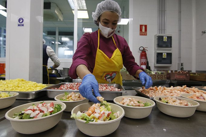 <p> Preparando menús solidarios de Cocinillas CCF. Fuente: Twitter </p>