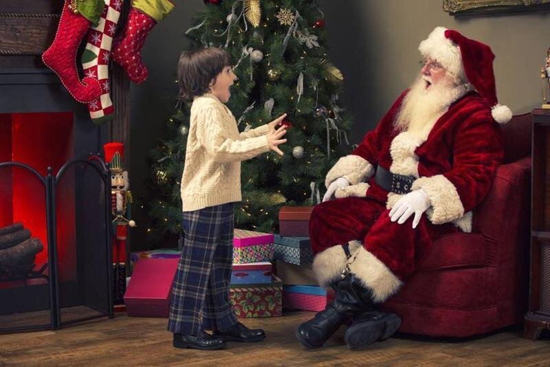 <p> Imagen ilustrativa de un niño junto a Papá Noel </p>