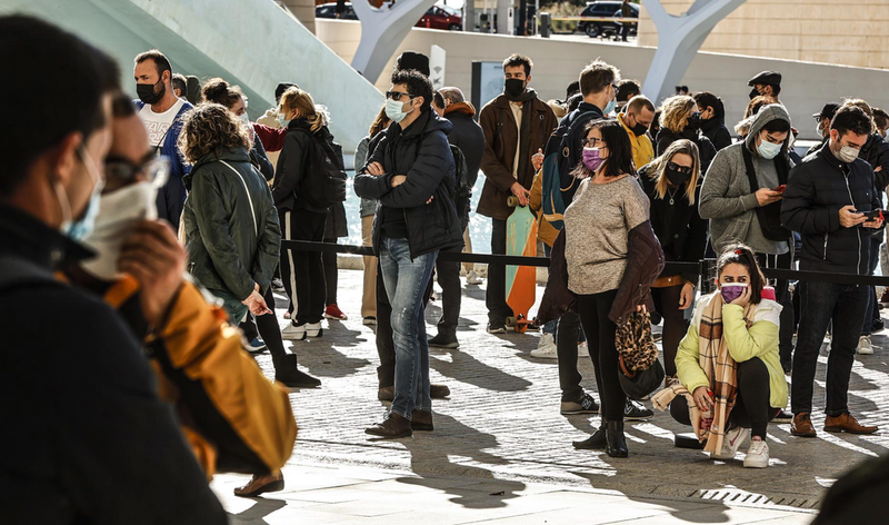 <p> Varias personas hacen cola para recibir la vacuna contra el Covid-19, en un dispositivo situado junto al Museo de las Ciencias de València, a 3 de diciembre de 2021, en València, Comunidad Valenciana (España). - Rober Solsona - Europa Press </p>