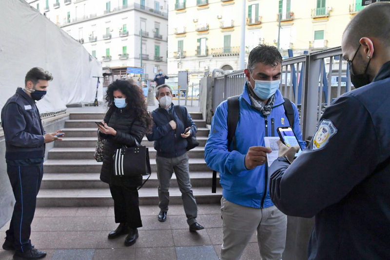 <p> Archivo - 15 October 2021, Italy, Naples: Security officers of Circumvesuviana, a municipal company, check the Green ID Pass of employees of the EAV company at the beginning of the work shift. New measures against Covid-19 come into force in Italy on Frid - Ciro Fusco/ANSA via ZUMA Press/d / DPA - Archivo </p>