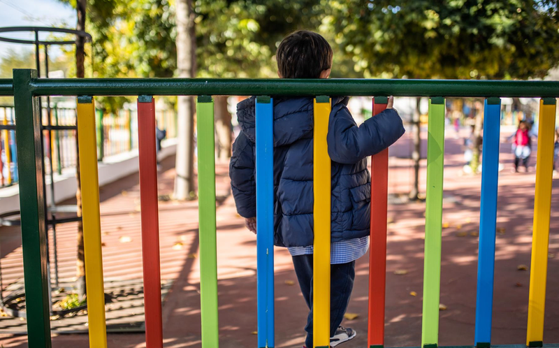 <p> Archivo - Un niño juega en el patio del Colegio Alameda de Osuna el día en que entra en vigor la medida que permite no utilizar mascarilla en los patios escolares de Madrid, a 25 de octubre de 2021, en Madrid, (España). - Alejandro Martínez Vélez - Europa Press - Archivo </p>