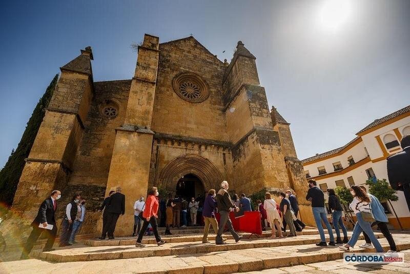 <p> Devotos hacen cola en la Iglesia de Santa Marina en Domingo de resurrección. | José León. </p>