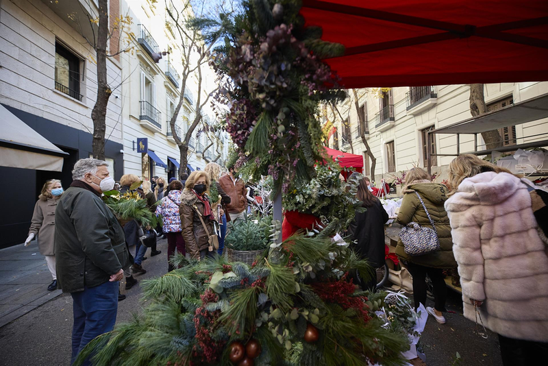 <p> Varias personas acuden a los puestos en un mercado de flores, a 18 de diciembre de 2021, en Madrid (España). - Jesús Hellín - Europa Press </p>