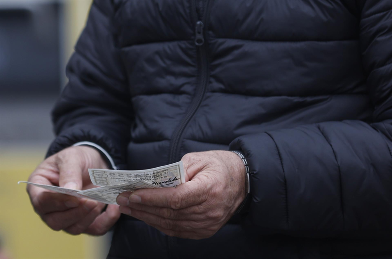 <p> Una persona con dos décimos de lotería de Navidad cuando quedan menos de tres semanas para el Sorteo Extraordinario de la Lotería de Navidad, a 7 de diciembre de 2021, en Madrid (España). Como cada año, la Lotería de Navidad se celebra el próximo 22 de di - Eduardo Parra - Europa Press </p>