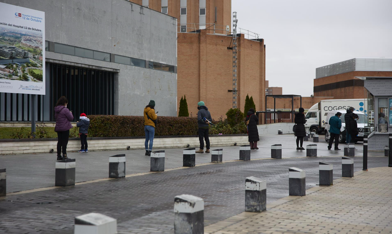 <p> Varias personas esperan la cola en las inmediaciones del Hospital 12 de octubre para hacerse PCR, a 24 de diciembre de 2021, en Madrid (España). L - Jesús Hellín - Europa Press </p>