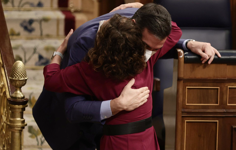 <p> La ministra de Hacienda, María Jesús Montero, se abraza con el presidente del Gobierno, Pedro Sánchez, en una sesión plenaria en el Congreso - Eduardo Parra - Europa Press </p>