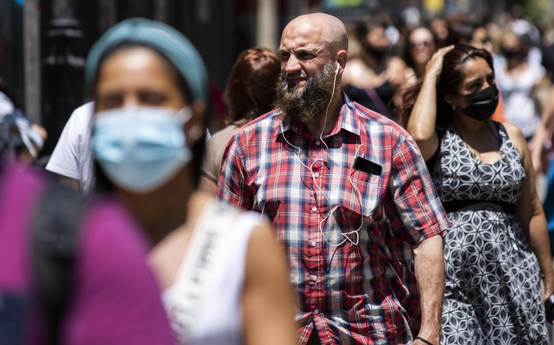 <p> Archivo - Un hombre pasea sin mascarilla por el centro de Madrid, durante el primer día en el que no es obligado el uso de la mascarilla en exteriores desde el inicio de la pandemia, a 26 de junio de 2021, en Madrid (España). - Alejandro Martínez Vélez - Europa Press - Archivo </p>