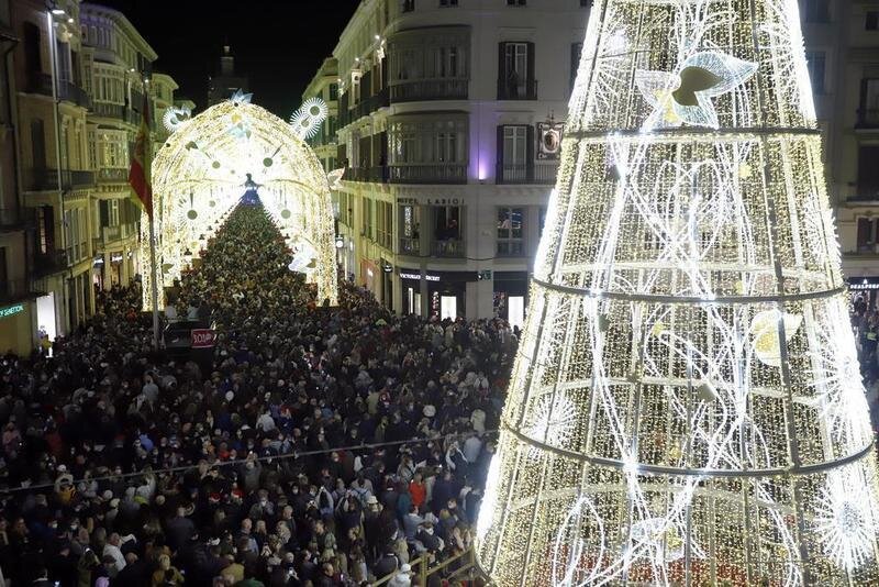 <p> Miles de personas disfrutan del inicio del encendido navideño en la céntrica calle Larios a 26 de noviembre del 2021 en Málaga (Andalucía) </p>