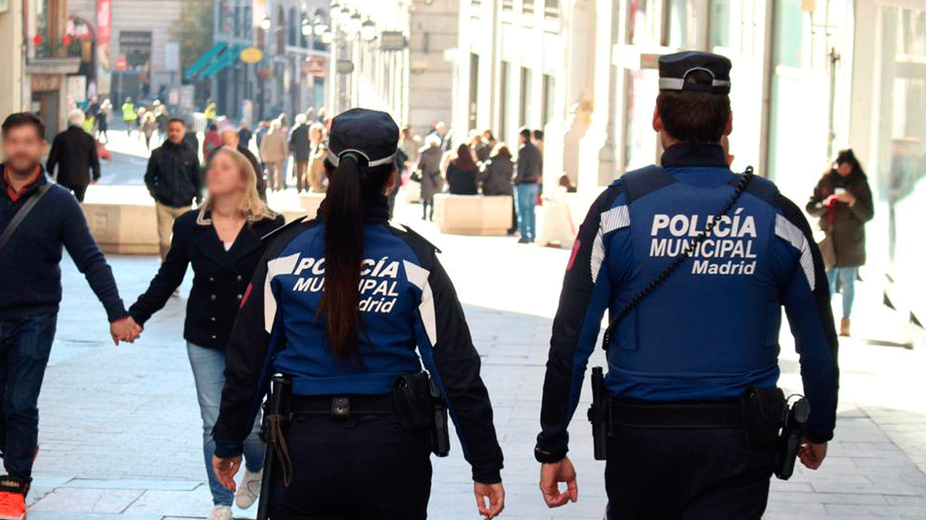 <p> Dos agentes de la policía municipal de Madrid </p>