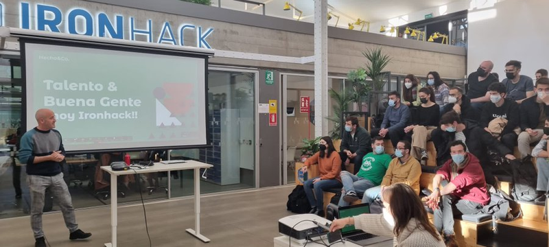 <p> Charla de Ironhack connn alumnos y jóvenes. Fuente: Twitter @HechoCompany </p>