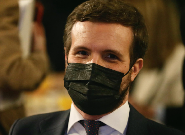 <p> El líder del PP, Pablo Casado, posa a su llegada al Foro de la Nueva Comunicación, organizado por Nueva Economía Fórum, en el Casino Gran Círculo, a 25 de enero de 2022, en Madrid (España). - Cézaro De Luca - Europa Press </p>