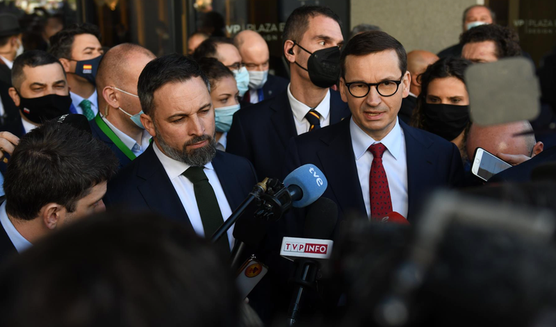 <p> El presidente de Vox, Santiago Abascal (i), y el primer ministro de Polonia, Mateusz Morawiecki (d), realizan una intervención ante los medios durante la cumbre celebrada este fin de semana - Fernando Sánchez - Europa Press </p>