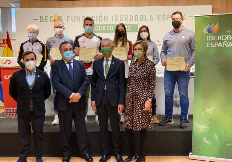 <p> Las ‘Becas Fundación Iberdrola España’, cuya entrega se realizó este miércoles en Madrid, harán posible que catorce deportistas paralímpicos prosigan sus estudios universitarios en el curso 2021-2022. Al acto de concesión, celebrado en la Sala Samaranch del Consejo Superior de Deportes, asistieron Fernando García, presidente de la Fundación Iberdrola España, Miguel Carballeda, presidente del Comité Paralímpico Español, y la mayoría de los deportistas beneficiarios, ya fuese de forma física o virtual.<br>Durante su intervención, Fernando García señaló que “para nosotros lo importante son las personas y nos centramos en ello. Vosotros sois un ejemplo a seguir, como profesionales y como personas, y nosotros ponemos nuestra aportación para que podáis conseguir vuestro objetivo en cuanto al nivel académico se refiere. Queremos daros las gracias por el ejemplo que suponéis para la sociedad, por vuestro esfuerzo, sacrificio, espíritu de superación e ilusión”.<br>Por su parte, Miguel Carballeda agradeció “el enorme compromiso social de la Fundación Iberdrola con el Comité Paralímpico Español y sus deportistas. Nos ayudan a cuidar del futuro de todos ellos más allá de su trayectoria deportiva. Más de medio centenar de nuestros atletas se han beneficiado de estas becas para cursar unos estudios que les facilitará la incorporación al mercado laboral. Iberdrola y su Fundación se preocupan por el futuro de los nuestros y eso es para estarles tremendamente agradecidos”.<br>En representación de los deportistas becados intervino Marta Arce, quien declaró que “Iberdrola nos ha apoyado siempre, especialmente a las mujeres, y en el caso de la Fundación es fundamental su apoyo, ya que nos ayuda a crecer de forma integral, no solo ahora sino para el futuro. Por nuestra implicación deportiva necesitamos ese impulso hacia una formación que nos ayude a reconducir nuestra carrera al finalizar nuestra trayectoria deportiva, y ahí está la Fundación Iberdrola”.<br>Tal y como acordó la comisión de seguimiento del convenio de colaboración entre ambas entidades, en este curso dos deportistas recibirán la beca completa, mientras que otros doce compartirán la cuantía.<br>Los beneficiarios de las ‘Becas Fundación Iberdrola España’ 2021-2022 por importe de 5.000 euros son:<br>Martín de la Puente. Jugador vigués de tenis en silla de ruedas, ganador de varios torneos internacionales en 2021, así como el Campeonato de España y flamante diploma en los Juegos de Tokio en la modalidad de dobles. Concesión de beca para continuar con sus estudios de Grado de Administración y Dirección de Empresa en la Universidad Oberta de Cataluña.<br>Óscar Salguero. Nadador barcelonés con discapacidad física y subcampeón paralímpico de los 100 metros braza en los Juegos de Tokio 2020. Renovación de la beca para continuar los estudios de Medicina en la Universitat Autònoma de Barcelona.<br>Además, recibirán becas de cuantía menor los siguientes deportistas:<br>María Delgado. Nadadora zaragozana con discapacidad visual y medallista en los Europeos de Funchal 2021, así como diploma en los Juegos Paralímpicos de Tokio. Renovación de una beca por importe de 2.500 euros para la finalización del Máster de Alto Rendimiento COE / UCAM.<br>Marta Arce. Judoca con discapacidad visual, triple medallista en unos Juegos Paralímpicos y diploma en los últimos celebrados en Tokio. Concesión de beca de 2.500 euros para sus estudios en Grado en Educación Social en la Universidad Nacional de Educación a Distancia<br>Héctor Cabrera. Atleta valenciano con discapacidad visual y medallista de bronce en lanzamiento de jabalina en los Juegos Paralímpicos de Tokio 2020. Concesión de beca de 2.500 euros para sus estudios en el Grado en Educación Primaria en la Universidad Católica de Murcia.<br>Sarai Gascón. Nadadora catalana con discapacidad física, doble medallista (plata y bronce) en los Juegos Paralímpicos de Tokio 2020. Concesión de beca de 2.500 euros para sus estudios en el Grado Educación Primaria Universidad Católica de Murcia.<br>Adiaratou Iglesias. Atleta con discapacidad visual, actual campeona paralímpica de los 400 metros y subcampeona en los 100 de los Juegos de Tokio 2020. Concesión de beca de 2.500 euros para sus estudios en el Grado en Fisioterapia en la Universidad Autónoma de Madrid.<br>Miriam Martínez. Atleta valenciana con parálisis cerebral, subcampeona paralímpica en los Juegos de Tokio 2020 en la prueba de lanzamiento de peso. Concesión de beca de 2.500 euros para sus estudios en Terapia Ocupacional en la Universidad Católica de Murcia.<br>Ignacio Ortega. Deportista con discapacidad física, integrante de la selección española de baloncesto en silla de ruedas, cuarta clasificada en los pasados Juegos de Tokio. Concesión de beca de 2.500 euros para su continuación del Grado en Relaciones Internacionales en la Universidad de Alabama.<br>Desirée Vila. Atleta gallega con discapacidad física, especialista en pruebas de velocidad y salto de longitud, finalista en los pasados Juegos de Tokio 2020. Concesión de beca de 2.500 euros para su continuación del Grado Relaciones Internacionales en la Universidad Rey Juan Carlos.<br>Alejandro Rojas. Nadador canario con parálisis cerebral, ganador de un diploma en los Juegos Paralímpicos de Tokio. Se le concede beca de estudios por importe de 1.500 euros para sufragar la matrícula del Grado de Educación Primaria en la Universidad de Las Palmas de Gran Canarias.<br>Iván Cano. Atleta alicantino con discapacidad visual, subcampeón paralímpico en los Juegos de Tokio 2020 en salto de longitud. Renovación de una beca por importe de 1.250 euros como continuidad del curso anterior en la realización de las prácticas externas y el TFG en el Grado en Ingeniería en sonido e Imagen en Telecomunicación en la Universidad de Alicante.<br>Noel Infante. Guía del ciclista ciego Cristian Venge, con quien logró la medalla de bronce en los pasados Juegos de Tokio. Se concede una beca de 1.250 euros para sufragar parte de los gastos del Máster Propio en Entrenamiento y Competición en Ciclismo en la Universidad Católica de Valencia.<br>Luis Molina. Guía del triatleta ciego José Luis García ‘Jota’. Concesión de una beca por importe de 1.000 euros como renovación de la beca del curso anterior y poder sufragar así parte de los gastos de la matrícula para la finalización del Máster Universitario en Profesor de Educación Secundaria Obligatoria y Bachillerato, Formación Profesional y Enseñanzas de Idiomas en la Escuela de Posgrado y Formación Permanente de la Universidad Francisco de Vitoria<br>Las ‘Becas Fundación Iberdrola España’ van dirigidas a deportistas beneficiarios del Plan ADOP que estén cursando estudios universitarios, con el fin de facilitar su capacitación profesional de cara a la integración laboral, una vez finalizada su vida deportiva. La cuantía oscila entre los 5.000 y los 1.250 euros, en función del número total de créditos matriculados en el curso académico.<br>Para acceder a dichas ayudas, los deportistas deben ser beneficiarios del Plan ADOP. Tienen prioridad quienes hayan disfrutado de la beca en el curso académico anterior, siempre y cuando su calificación media sea igual o superior al 5,5. En caso de igualdad de condiciones entre dos candidatos, se da preferencia a quien esté matriculado en el curso más avanzado y, en última instancia, prima el que presente mejor expediente académico. </p>