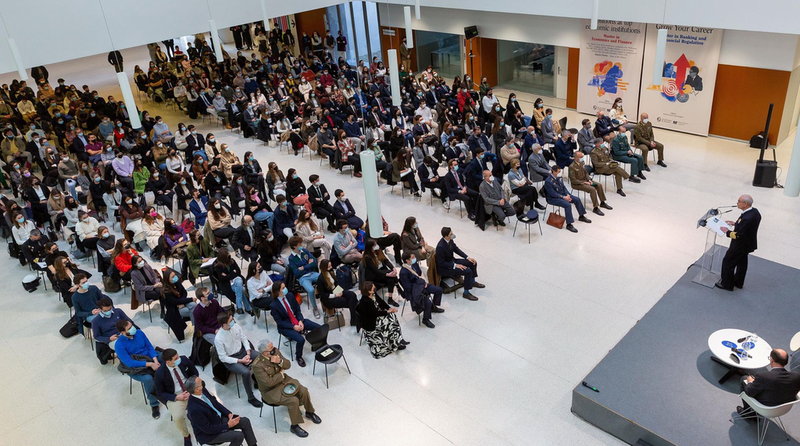 <p> El jefe del Estado Mayor de la Defensa, Teodoro López Calderón, se dirige al público asistente a su conferencia, en el hall del edificio Amigos de la Universidad de Navarra - UNIVERSIDAD DE NAVARRA </p>