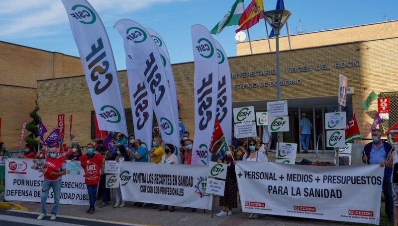 <p> Concentración convocada por los sindicatos CCOO, UGT y CSIF con motivo del despido de 8.000 sanitarios en el Hospital Virgen del Rocío a 21 de octubre 2021 </p>